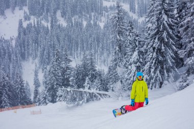 Kız snowboardcu kış kayak merkezinde eğleniyor..