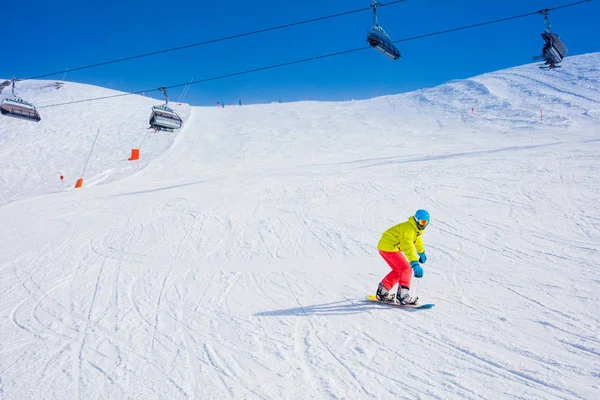 Ragazza snowboarder divertirsi nella stazione sciistica invernale. — Foto Stock
