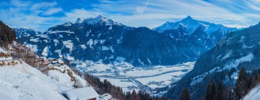 Kış panorama Zillertal Tyrol, Avusturya Kayak kulübeleri ile
