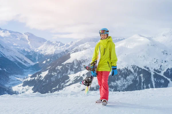 Dziewczyna snowboardzista zabawy w ośrodku narciarskim zimą. — Zdjęcie stockowe