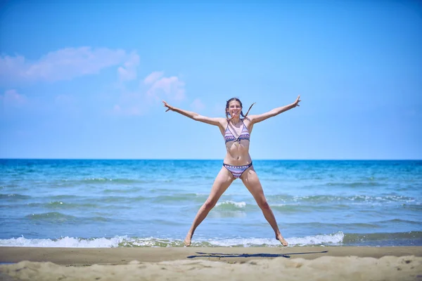 Chica feliz divirtiéndose en la playa tropical —  Fotos de Stock