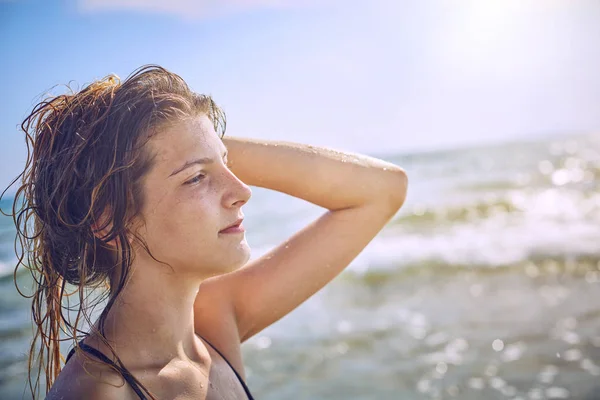 Šťastná dívka baví na tropické pláži — Stock fotografie