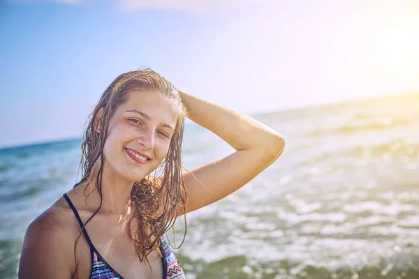 Chica feliz divirtiéndose en la playa tropical —  Fotos de Stock