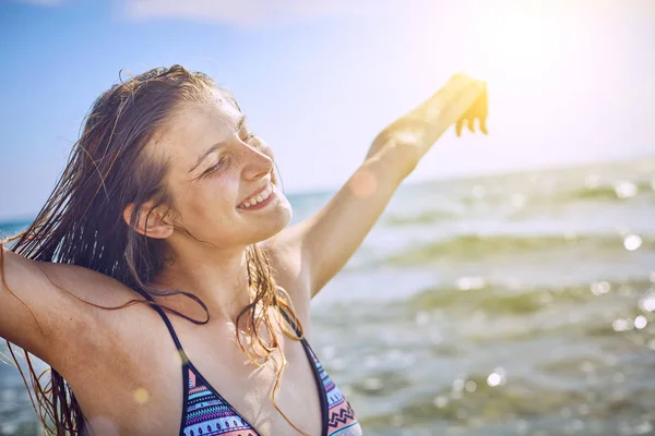 Boldog lány szórakozás trópusi tengerparton — Stock Fotó