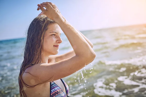 Chica feliz divirtiéndose en la playa tropical —  Fotos de Stock