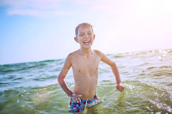 Portret van schattige jongen spelen op het strand. — Stockfoto