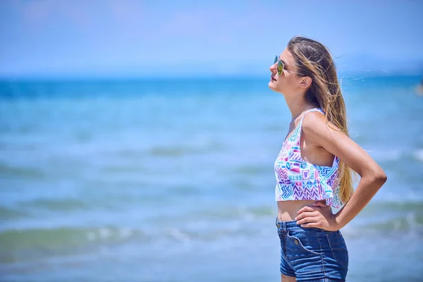 Chica feliz divirtiéndose en la playa tropical —  Fotos de Stock