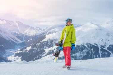 Kız snowboardcu kış kayak merkezinde eğleniyor..