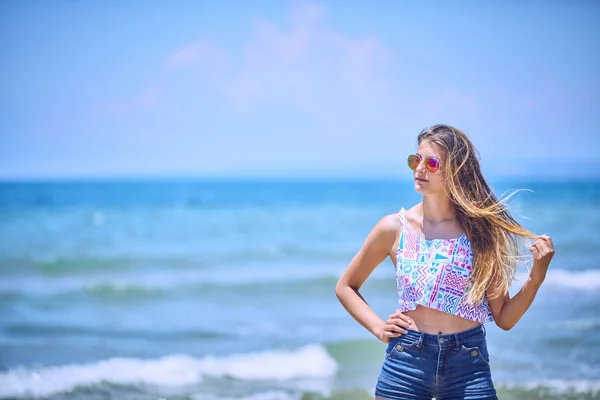 Happy Girl morer seg på tropisk strand – stockfoto