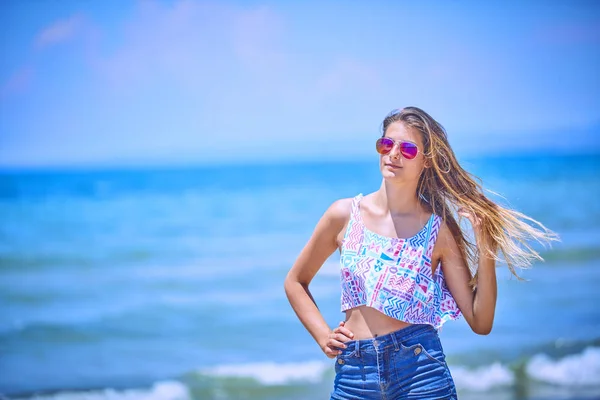 Menina feliz se divertindo na praia tropical — Fotografia de Stock