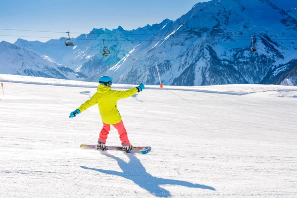 Fille snowboarder s'amuser dans la station de ski d'hiver. — Photo