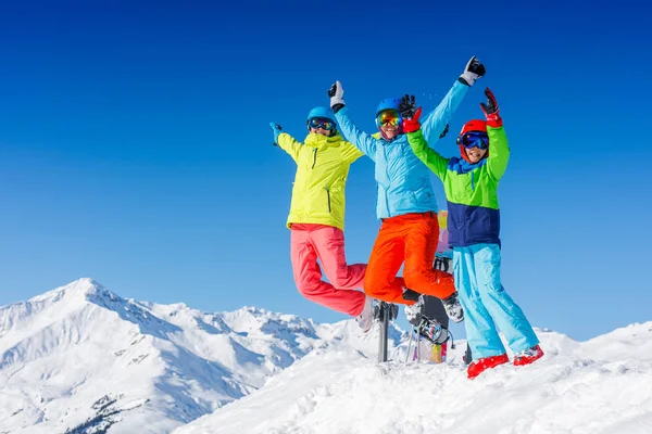 Glückliche Familie beim Winterurlaub in den Bergen. Ski, Sonne, Schnee und Spaß. — Stockfoto