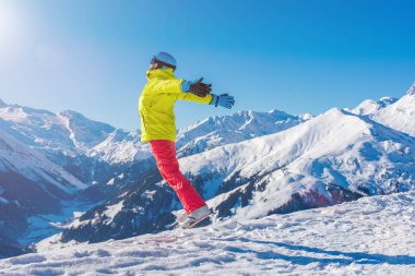Atlama ve having fun Kış Kayak Merkezi içinde kız snowboarder.