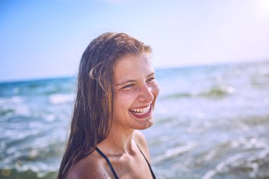 Mutlu kız tropik sahilde eğleniyor