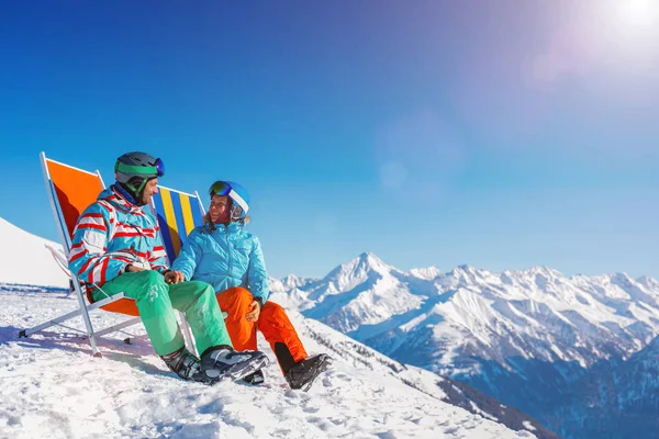 Zwei Skifahrer ruhen in langen Stühlen — Stockfoto