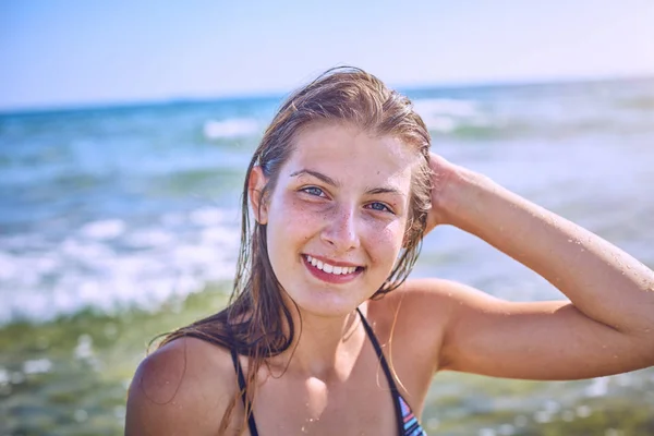 Menina feliz se divertindo na praia tropical — Fotografia de Stock