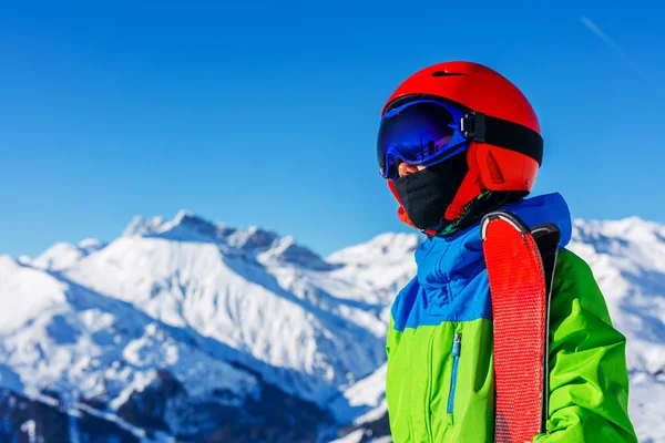 Roztomilý lyžař chlapec v zimním lyžařském středisku. — Stock fotografie