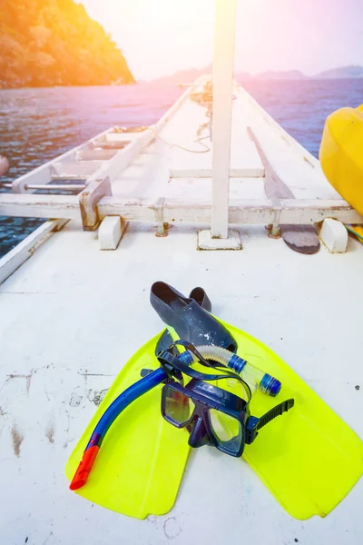 Equipo de buceo y snorkel sobre fondo de madera. La cubierta y los barcos se inclinan —  Fotos de Stock