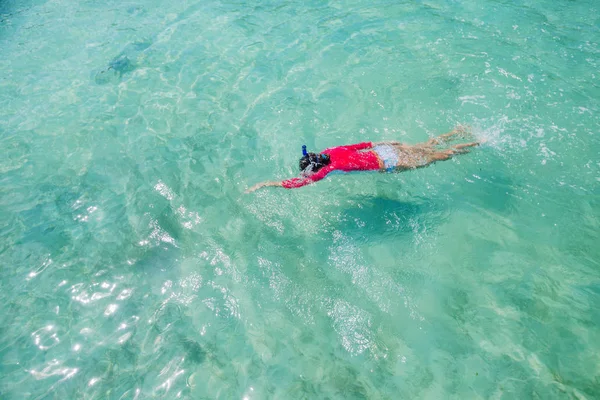 Menina Bonita Snorkeling Natação Água Mar Azul — Fotografia de Stock