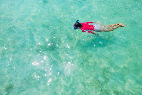 Chica buceando en el agua del mar — Foto de Stock