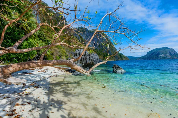 Белый песчаный пляж с синим морем, Филиппины — стоковое фото