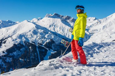 Kız snowboardcu kış kayak merkezinde eğleniyor..