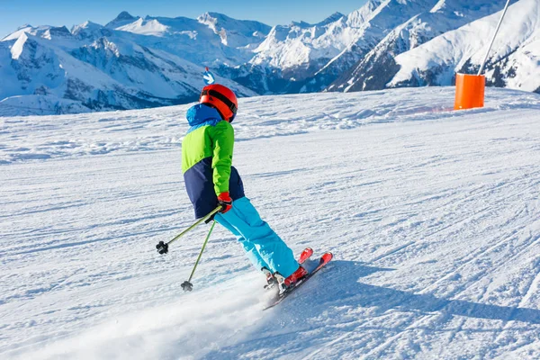 Leuke Blije Skiër Een Wintersportplaats — Stockfoto