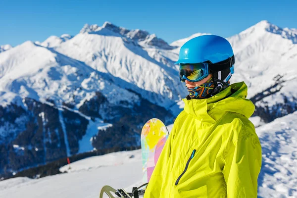Garota snowboarder se divertindo na estação de esqui de inverno. — Fotografia de Stock