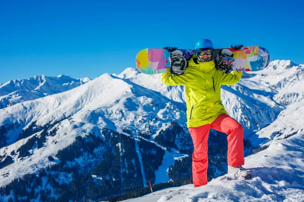 Meisje snowboarder heeft plezier in het winterskigebied. — Stockfoto