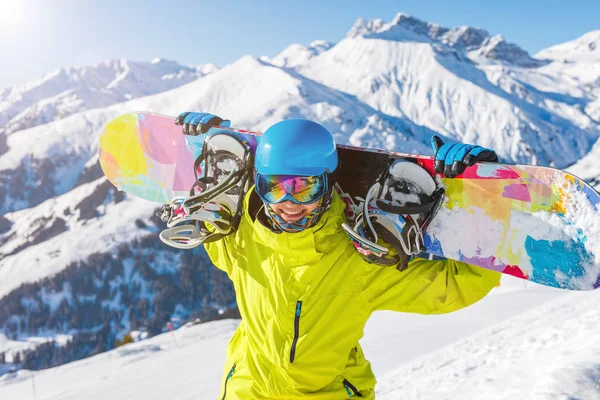 Snowboarderin hat Spaß im Winterskigebiet. — Stockfoto