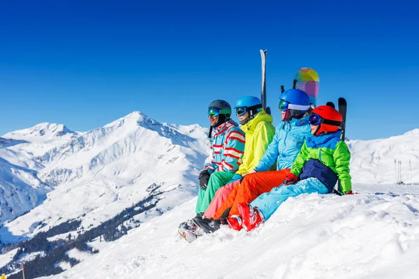 Familjen njuter av vintersemester i bergen. Skidor, sol, snö och skoj. — Stockfoto