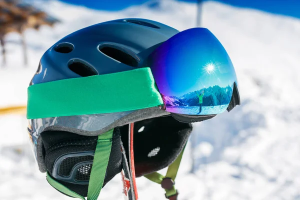 Closeup de óculos de esqui coloridos e capacete cinza — Fotografia de Stock