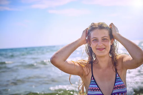 Glückliches Mädchen hat Spaß am tropischen Strand — Stockfoto