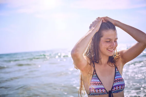 Happy Girl s'amuser sur la plage tropicale — Photo