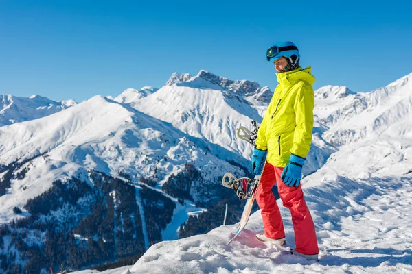 Сноубордистка развлекается на зимнем горнолыжном курорте. — стоковое фото