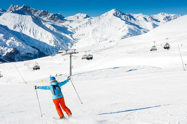 Back view of skier woman enjoys the winter ski resort. — Stock Photo, Image