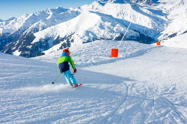 Bonito menino esquiador em uma estação de esqui de inverno. — Fotografia de Stock