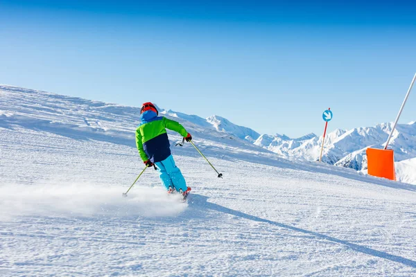 Ragazzo sciatore carino in una stazione sciistica invernale. — Foto Stock