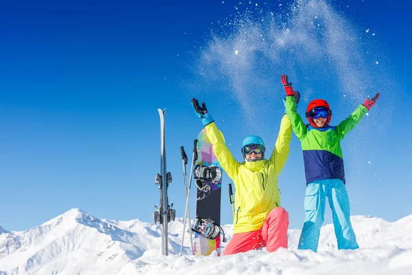 Esquí, invierno, nieve, sol y diversión: niños, niños y niñas se divierten en los Alpes. Esquí infantil en las montañas . —  Fotos de Stock