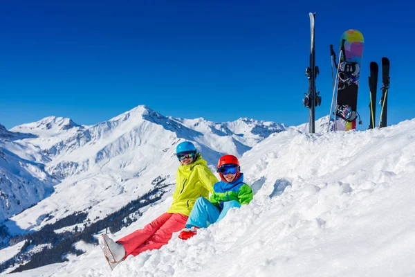 Skifahren, Winter, Schnee, Sonne und Spaß - Kinder, Jungen und Mädchen haben Spaß in den Alpen. Kinderskifahren in den Bergen. — Stockfoto