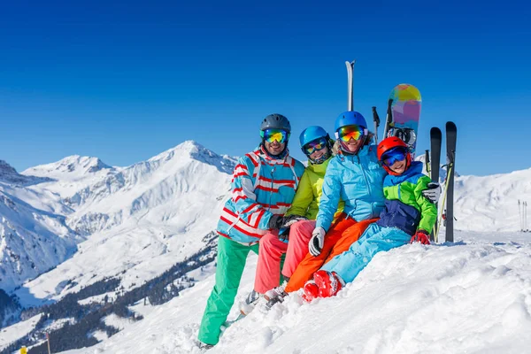 산에서 겨울 휴가를 즐기는 가족. 스키, 태양, 눈 그리고 재미. — 스톡 사진