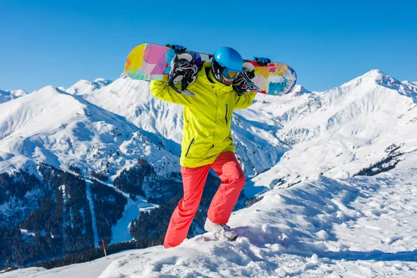 Kız snowboardcu kış kayak merkezinde eğleniyor.. — Stok fotoğraf