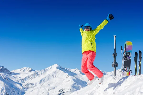Snowboarderin springt und hat Spaß im Winterskigebiet. — Stockfoto