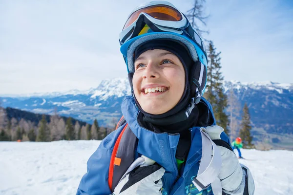 Dziewczyna snowboardzista zabawy w ośrodku narciarskim zimą. — Zdjęcie stockowe