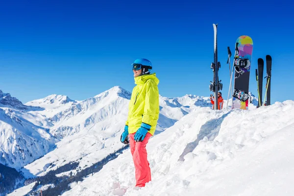 Pige snowboarder have det sjovt i vinteren skisportssted. - Stock-foto