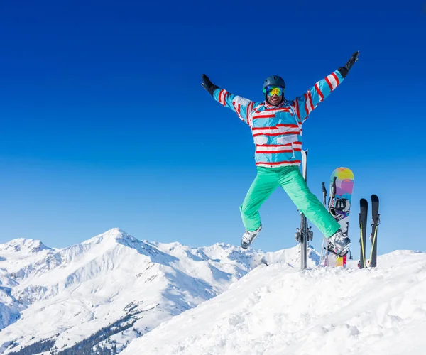 Σκιέρ άνθρωπος άλματα και τη διασκέδαση στο χειμερινό θέρετρο σκι. — Φωτογραφία Αρχείου