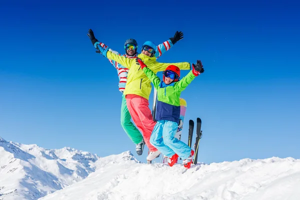 Família feliz desfrutando de férias de inverno nas montanhas. Esqui, sol, neve e diversão. — Fotografia de Stock