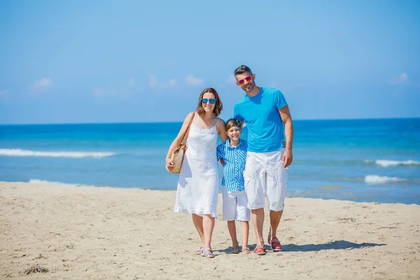 Familia feliz divirtiéndose en el ocio de verano — Foto de Stock