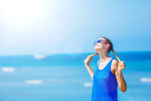 在热带海滩上玩得开心的女孩 — 图库照片