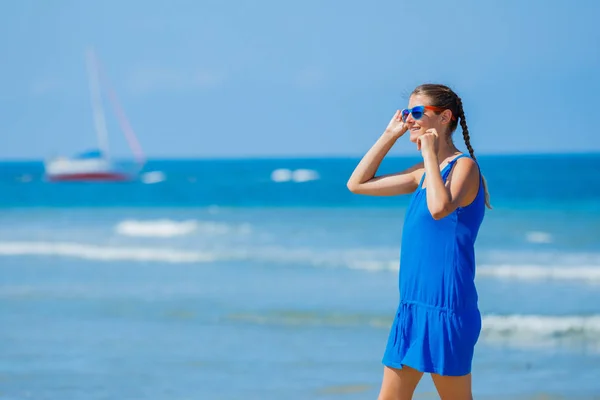 Menina se divertindo na praia tropical — Fotografia de Stock